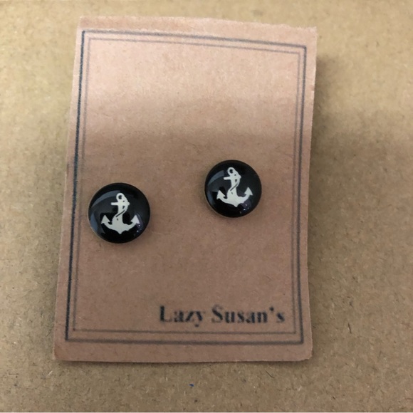 Lazy Susan’s black and white anchor earrings. NEW on original jewellery card. - Picture 2 of 4